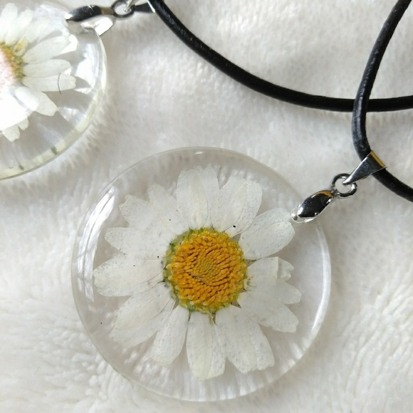 FLASH SALE Daisy Necklace - Flower Jewelry - Picture 4 of 4